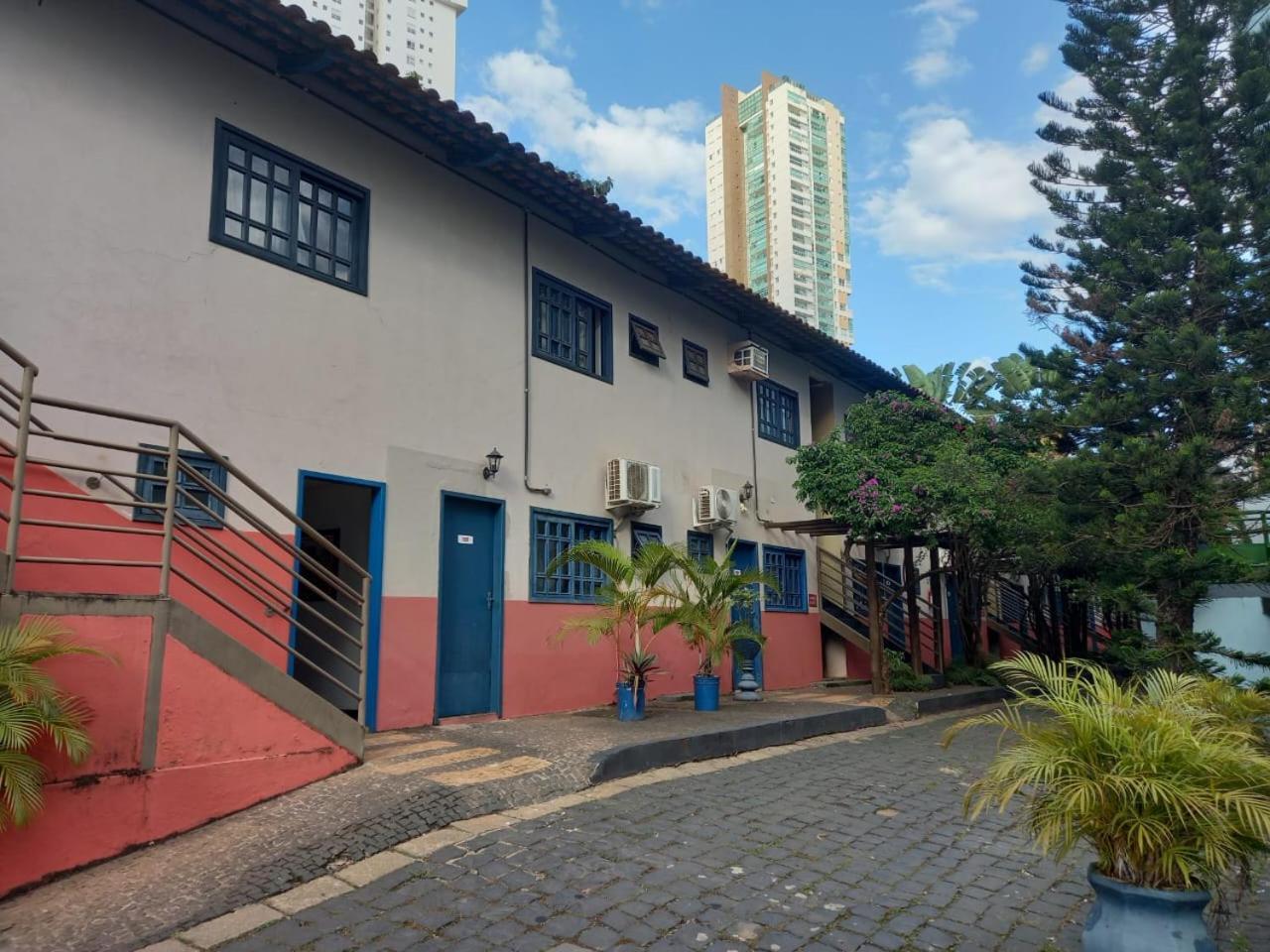 Cr Hotel Bueno - Antigo Hotel Serras De Goyaz Goiânia Dış mekan fotoğraf The school's main building